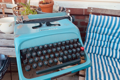 En blå skrivemaskine