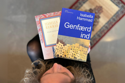 Nadja Agerbak, der holder Isabella Hammads bøger i hænderne