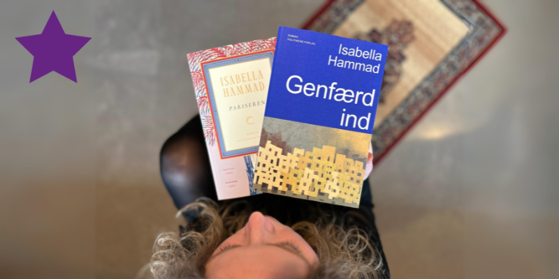 Nadja Agerbak, der holder Isabella Hammads bøger i hænderne